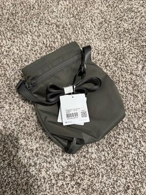 NWT lululemon water bottle crossbody bag